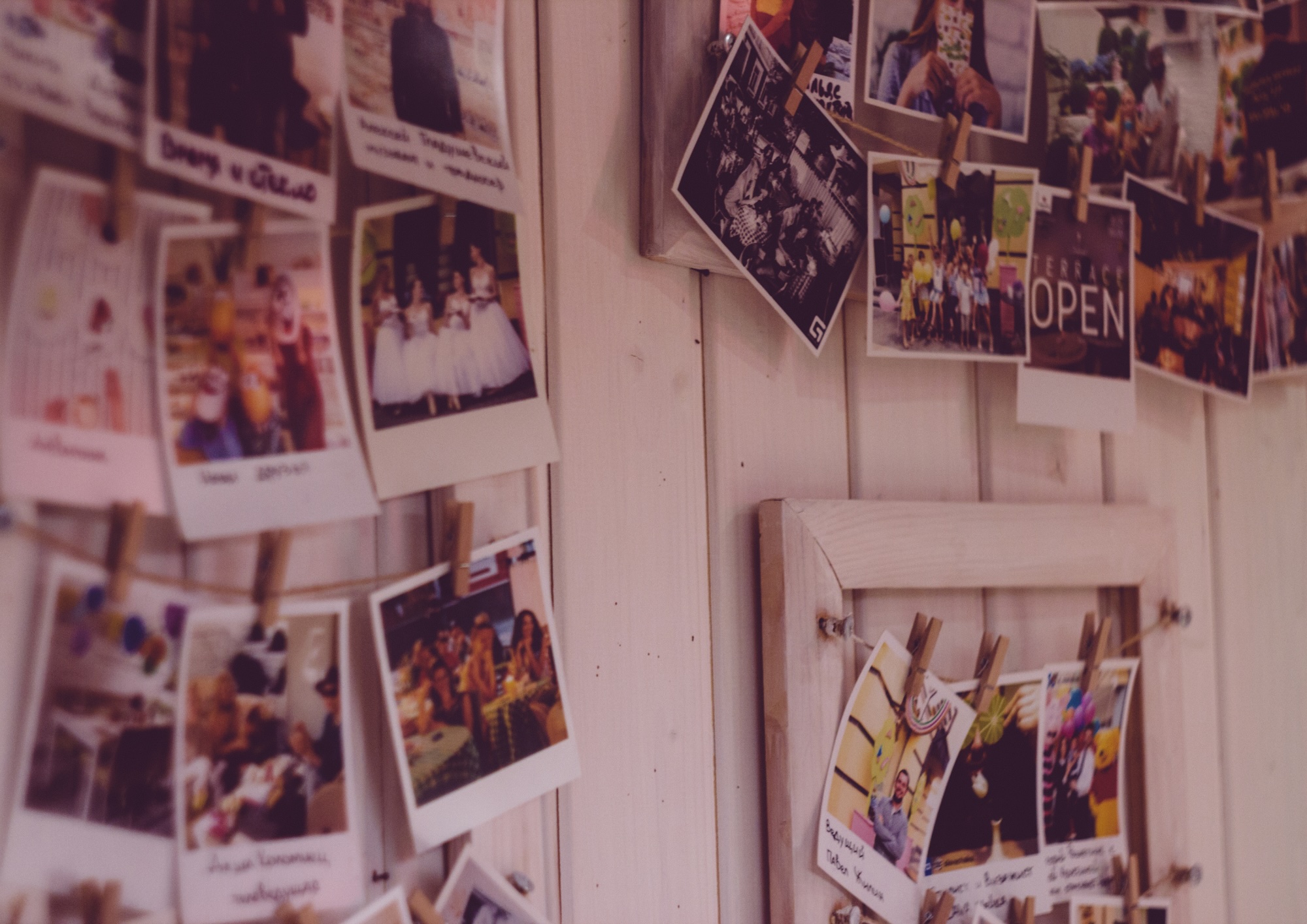 Eine Polaroid-Wand für spontane Erinnerungen